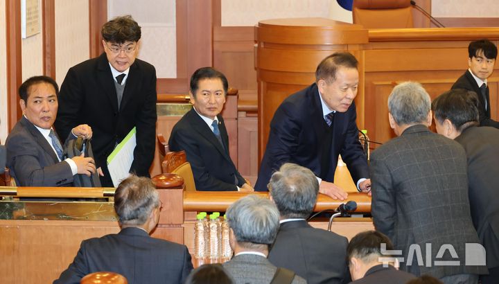 [서울=뉴시스] 고범준 기자 = 국회 탄핵소추단장인 정청래 국회 법제사법위원장과 법률대리인단이 27일 서울 종로구 헌법재판소 소심판정에서 열린 윤석열 대통령 탄핵 심판 첫 변론준비기일에 참석해 대화하고 있다. (공동취재) 2024.12.27. photo@newsis.com