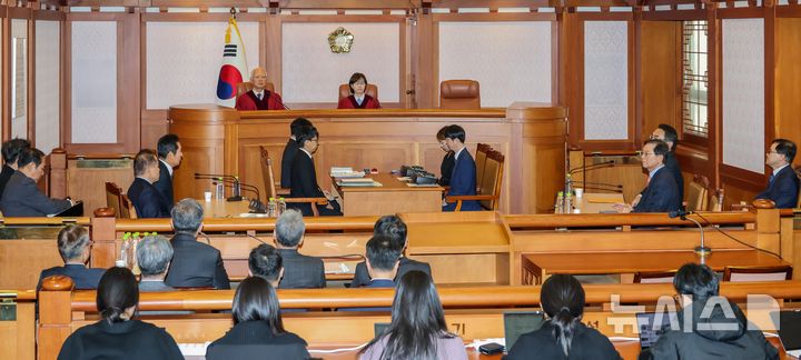 [서울=뉴시스] 고범준 기자 = 정형식, 이미선 헌법재판관이 27일 서울 종로구 헌법재판소 소심판정에서 윤석열 대통령 탄핵 심판 첫 변론준비기일을 진행하고 있다. (공동취재) 2024.12.27. photo@newsis.com