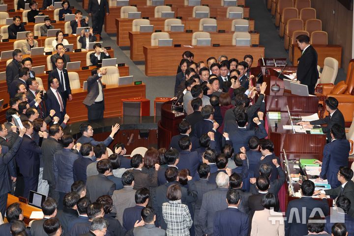 [서울=뉴시스] 조성봉 기자 = 우원식 국회의장이 27일 오후 서울 여의도 국회에서 열린 제420회국회(임시회) 제2차 본회의에서 국무총리(한덕수) 탄핵소추안을 상정하자 국민의힘 의원들이 단상을 점거하고 '원천무효' '국회의장 사퇴' 구호를 외치고 있다. 2024.12.27. suncho21@newsis.com