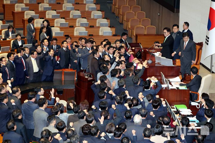 [서울=뉴시스] 조성봉 기자 = 우원식 국회의장이 27일 오후 서울 여의도 국회에서 열린 제420회국회(임시회) 제2차 본회의에서 국무총리(한덕수) 탄핵소추안을 상정하자 국민의힘 의원들이 단상을 점거하고 '원천무효' '국회의장 사퇴' 구호를 외치고 있다. 2024.12.27. suncho21@newsis.com
