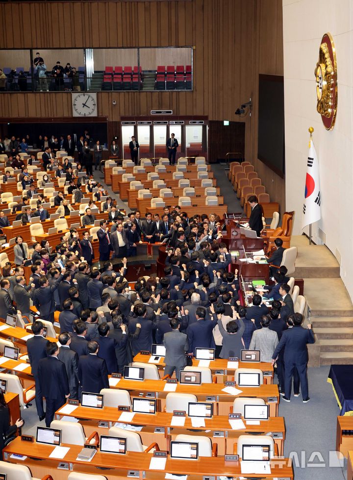 [서울=뉴시스] 조성봉 기자 = 우원식 국회의장이 27일 오후 서울 여의도 국회에서 열린 제420회국회(임시회) 제2차 본회의에서 국무총리(한덕수) 탄핵소추안을 상정하자 국민의힘 의원들이 단상을 점거하고 '원천무효' '국회의장 사퇴' 구호를 외치고 있다. 2024.12.27. suncho21@newsis.com