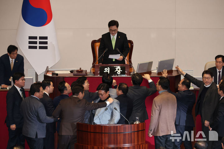 [서울=뉴시스] 권창회 기자 = 우원식 국회의장이 27일 오후 서울 여의도 국회에서 열린 제420회국회(임시회) 제2차 본회의에서 국무총리(한덕수) 탄핵소추안 관련 의결정족수 발표를 하자 국민의힘 의원들이 항의하고 있다. 2024.12.27. kch0523@newsis.com