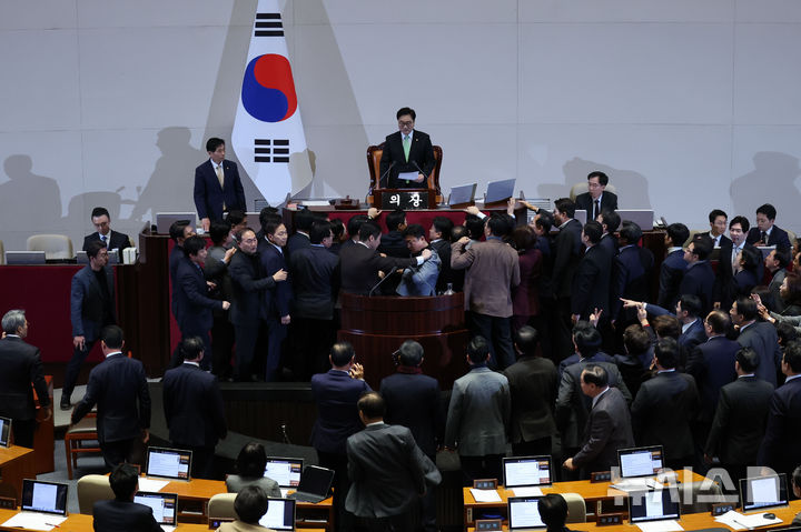 [서울=뉴시스] 권창회 기자 = 우원식 국회의장이 27일 오후 서울 여의도 국회에서 열린 제420회국회(임시회) 제2차 본회의에서 국무총리(한덕수) 탄핵소추안 관련 의결정족수 발표를 하자 국민의힘 의원들이 항의하고 있다. 2024.12.27. kch0523@newsis.com