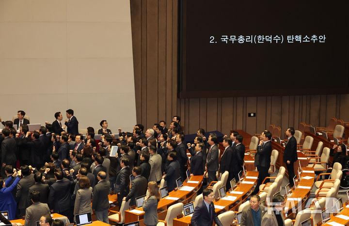 [서울=뉴시스] 권창회 기자 = 우원식 국회의장이 27일 오후 서울 여의도 국회에서 열린 제420회국회(임시회) 제2차 본회의에서 국무총리(한덕수) 탄핵소추안 관련 의결정족수 발표를 하자 국민의힘 의원들이 항의하고 있다. 2024.12.27. kch0523@newsis.com