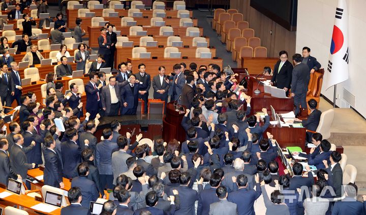 [서울=뉴시스] 조성봉 기자 = 우원식 국회의장이 27일 오후 서울 여의도 국회에서 열린 제420회국회(임시회) 제2차 본회의에서 국무총리(한덕수) 탄핵소추안을 상정하자 국민의힘 의원들이 단상을 점거하고 '원천무효' , '국회의장 사퇴' 구호를 외치고 있다. 2024.12.27. suncho21@newsis.com