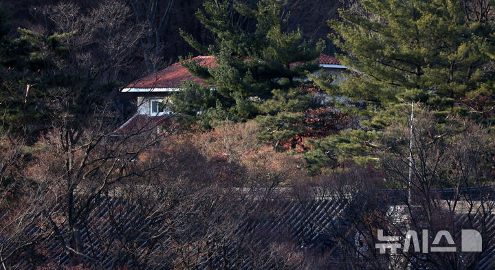 [서울=뉴시스] 김선웅 기자 = 27일 압수수색이 진행 중인 서울 삼청동 소재 대통령 안전가옥. 2024.12.27. mangusta@newsis.com