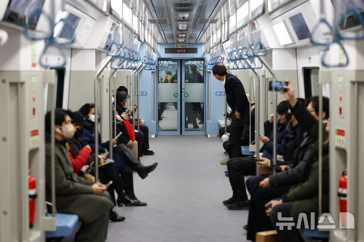 [파주=뉴시스] 황준선 기자 = 27일 오후 경기 파주시 운정중앙역에서 열린 GTX-A 운정중앙-서울역 구간 개통식에서 열차 시승 행사 참석자들이 열차에 탑승해 있다. 2024.12.27. hwang@newsis.com