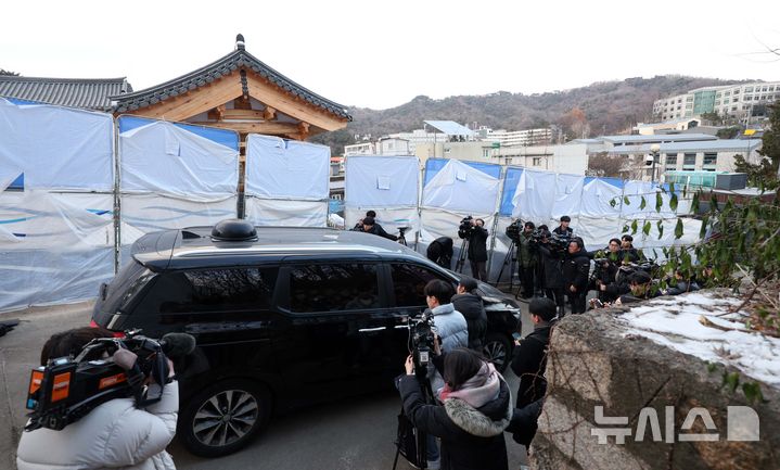 [서울=뉴시스] 김선웅 기자 = 윤석열 대통령의 12.3 비상계엄 사태를 수사 중인 경찰 국가수사본부 특별수사단이 27일 오후 삼청동 대통령 안전가옥에 대한 압수수색에 나섰다. 이날 압수수색은 안가 CCTV 자료 확보를 위해 진행된 것으로 알려졌다. 27일 압수수색이 진행 중인 서울 삼청동 소재 대통령 안전가옥에서 수사단 차량이 빠져나가고 있다. 2024.12.27. mangusta@newsis.com