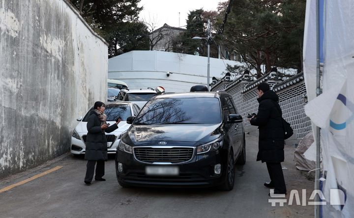 [서울=뉴시스] 김선웅 기자 = 윤석열 대통령의 12.3 비상계엄 사태를 수사 중인 경찰 국가수사본부 특별수사단이 27일 오후 삼청동 대통령 안전가옥에 대한 압수수색에 나섰다. 이날 압수수색은 안가 CCTV 자료 확보를 위해 진행된 것으로 알려졌다. 27일 압수수색이 진행 중인 서울 삼청동 소재 대통령 안전가옥에서 수사단 차량이 빠져나가고 있다. 2024.12.27. mangusta@newsis.com