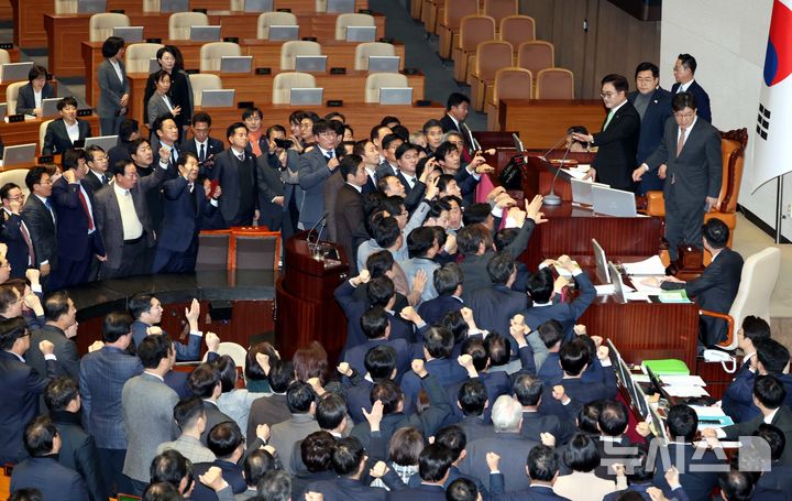 [서울=뉴시스] 조성봉 기자 = 우원식 국회의장이 27일 오후 서울 여의도 국회에서 열린 제420회국회(임시회) 제2차 본회의에서 국무총리(한덕수) 탄핵소추안을 상정하자 국민의힘 의원들이 단상을 점거하고 '원천무효' , '국회의장 사퇴' 구호를 외치고 있다. 2024.12.27. suncho21@newsis.com