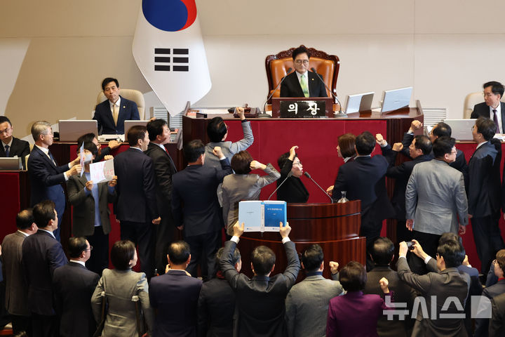 [서울=뉴시스] 권창회 기자 = 우원식 국회의장이 27일 오후 서울 여의도 국회에서 열린 제420회국회(임시회) 제2차 본회의에서 국무총리(한덕수) 탄핵소추안 관련 의결정족수 발표를 하자 국민의힘 의원들이 항의하고 있다. 2024.12.27. kch0523@newsis.com