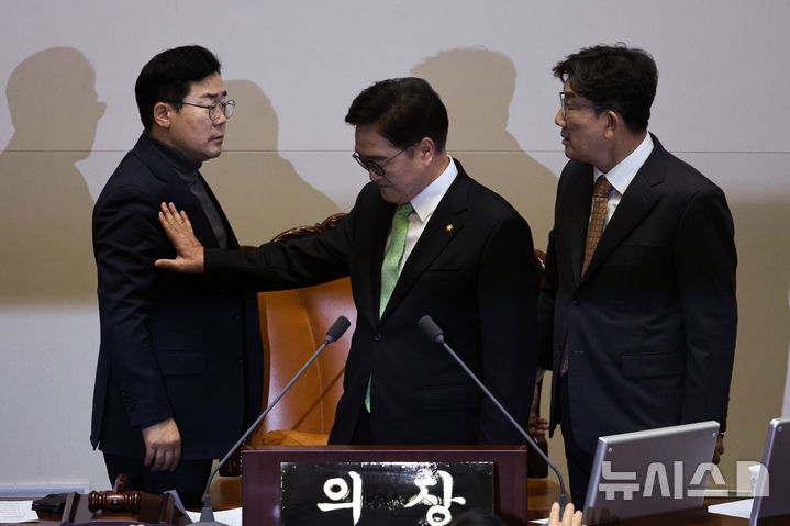[서울=뉴시스] 권창회 기자 = 우원식 국회의장이 27일 오후 서울 여의도 국회에서 열린 제420회국회(임시회) 제2차 본회의에서 국무총리(한덕수) 탄핵소추안 관련 의결정족수 발표를 하자 권성동 국민의힘 당대표 권한대행 겸 원내대표와 박찬대 더불어민주당 원내대표가 설전을 벌이고 있다. 2024.12.27. kch0523@newsis.com