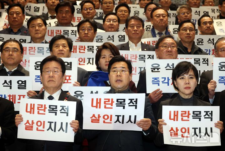 [서울=뉴시스] 조성봉 기자 = 박찬대 더불어민주당 원내대표가 7일 오후 서울 여의도 국회 로텐더홀에서 열린 ‘윤석열 규탄대회’에서 발언을 하고 있다. 2024.12.27. suncho21@newsis.com