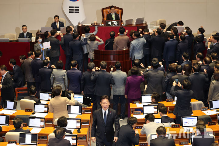 [서울=뉴시스] 권창회 기자 = 이재명 더불어민주당 대표가 27일 오후 서울 여의도 국회에서 열린 제420회국회(임시회) 제2차 본회의에서 국무총리(한덕수) 탄핵소추안 투표를 마친뒤 항의하는 국민의힘 의원들 뒤로 이동하고 있다. 2024.12.27. kch0523@newsis.com