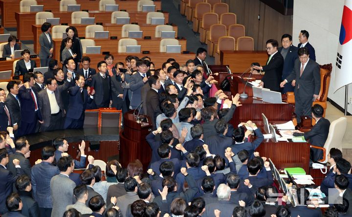 [서울=뉴시스] 조성봉 기자 = 우원식 국회의장이 27일 오후 서울 여의도 국회에서 열린 제420회국회(임시회) 제2차 본회의에서 국무총리(한덕수) 탄핵소추안을 상정하자 권성동(의장석 오른쪽) 국민의힘 당 대표 권한대행 겸 원내대표를 비롯한 의원들이 항의하며 구호를 외치고 있다.  2024.12.27. suncho21@newsis.com