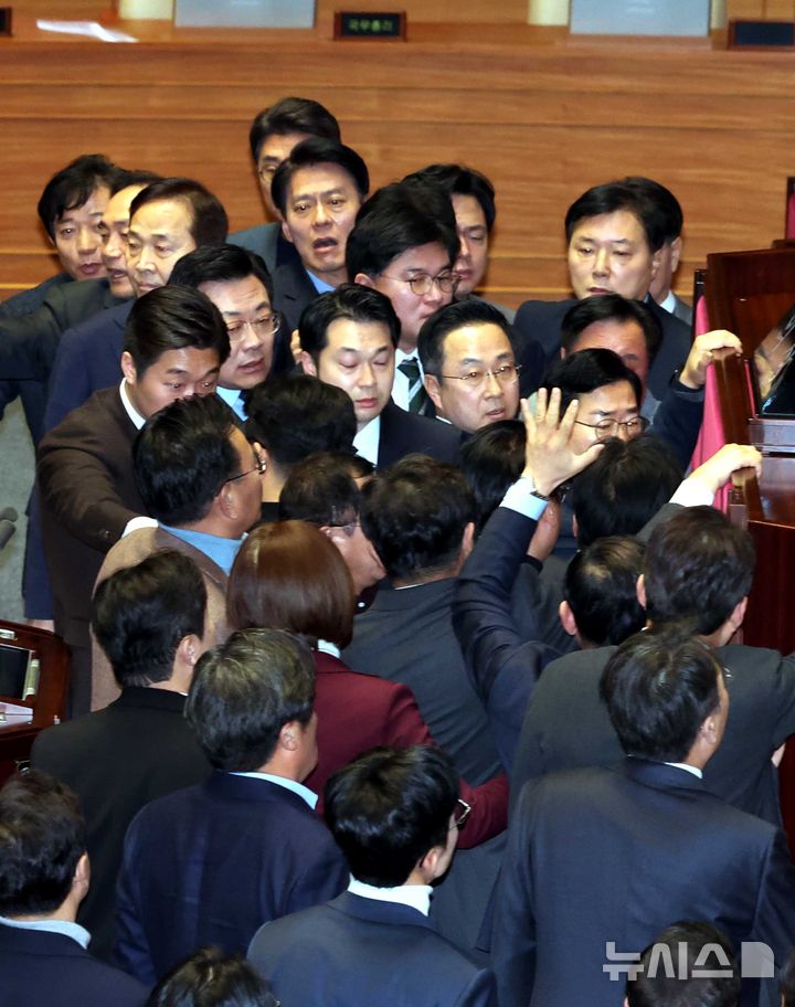 [서울=뉴시스] 조성봉 기자 = 우원식 국회의장이 27일 오후 서울 여의도 국회에서 열린 제420회국회(임시회) 제2차 본회의에서 국무총리(한덕수) 탄핵소추안 상정 관련 국민의힘 의원들이 단상을 점거하자 박찬대 더불어민주당 원내대표를 비롯한 의원들이 막아서고 있다. 2024.12.27. suncho21@newsis.com