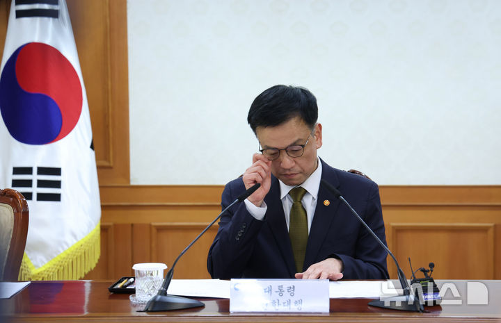 [서울=뉴시스] 조수정 기자 = 최상목 대통령 권한대행 부총리 겸 기획재정부 장관이 지난 27일 오후 서울 종로구 정부서울청사에서 국가안전보장회의(NSC)를 주재하고 있다. 이날 한덕수 대통령 권한대행의 국회 탄핵소추안이 가결되며 최 부총리가 대통령 권한대행을 이어받았다. 2024.12.28. chocrystal@newsis.com