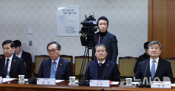 [서울=뉴시스] 조수정 기자 = 김선호 국방부 장관 직무대행, 조태열 외교부 장관, 김영호 통일부 장관, 조태용(왼쪽부터) 국가정보원장이 27일 오후 서울 종로구 정부서울청사에서 최상목 대통령 권한대행 부총리 겸 기획재정부 장관 주재 국가안전보장회의(NSC)에 참석하고 있다. 이날 한덕수 대통령 권한대행의 국회 탄핵소추안이 가결되며 최 부총리가 대통령 권한대행을 이어받았다. 2024.12.27. chocrystal@newsis.com