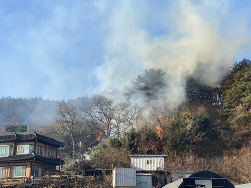 [양양=뉴시스] 8일 오전 9시28분께 강원 양양군 현북면 도리 한 주택 화목보일러 불티가 인근 야산으로 옮겨붙어 산불이 발생한 가운데 소방당국이 진화에 나서고 있다. (사진=산림청 제공) 2024.12.28. photo@newsis.com *재판매 및 DB 금지