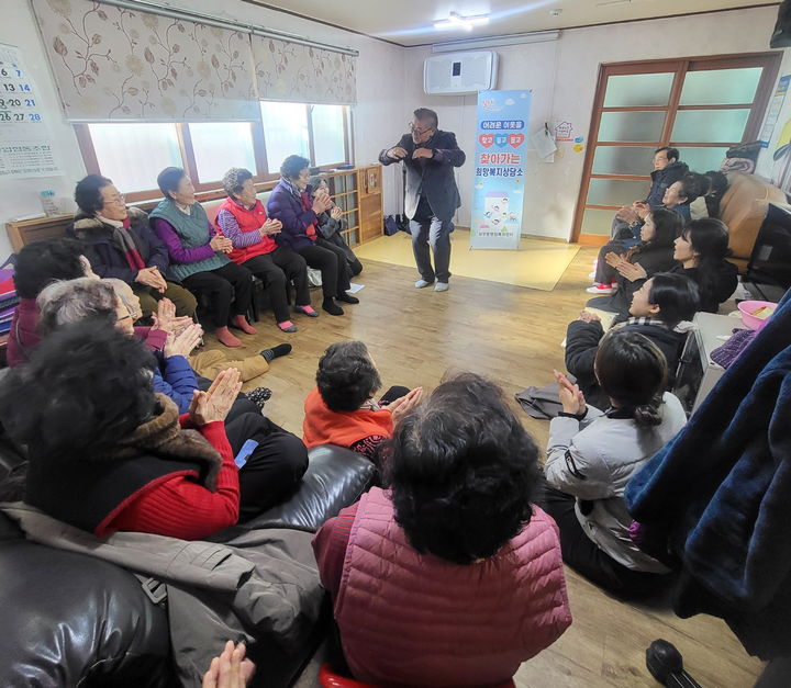 [밀양=뉴시스] 삼문동 지역사회보장협의체에서 찾아가는 희망복지상담소를 운영하고 있다. (사진=밀양시 제공) 2024.12.28. photo@newsis.com *재판매 및 DB 금지