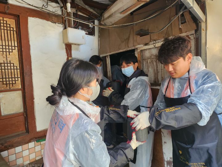 [대구=뉴시스] 한국전력 대구본부는 사회봉사단이 '사랑의 연탄 배달' 봉사활동을 진행했다. (사진 = 대구시 수성구 제공) 2024.12.28. photo@newsis.com *재판매 및 DB 금지