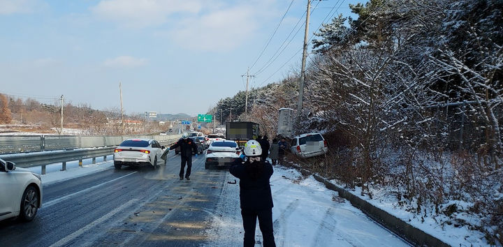 [익산=뉴시스] 28일 오전 11시38분께 전북 익산시 성당면의 한 도로에서 1t 화물차와 탑차, 승용차 등 차량 5대가 연달아 부딪혀 출동한 소방대원들이 조치에 나서고 있다. (사진=전북특별자치도소방본부 제공) 2024.12.28. photo@newsis.com *재판매 및 DB 금지