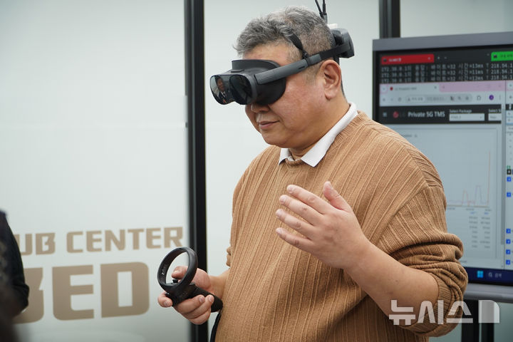 나주 빛가람혁신도시 내 전남정보문화산업진흥원 1층에 문을 연 '서남권 메타버스 허브센터'에서 관계자가 가상 현실 체험 프로그램을 시연하고 있다. (사진=나주시 제공) photo@newsis.com