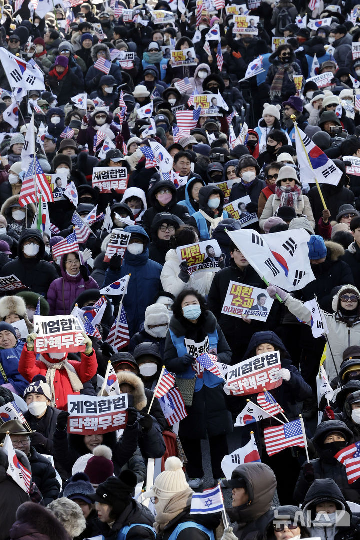 [서울=뉴시스] 최동준 기자 = 28일 서울 세종대로에서 대한민국바로세우기국민운동본부 주최로 열린 국민혁명대회에서 참가자들이 윤석열 대통령 탄핵 반대를 촉구하고 있다. 2024.12.28. photocdj@newsis.com