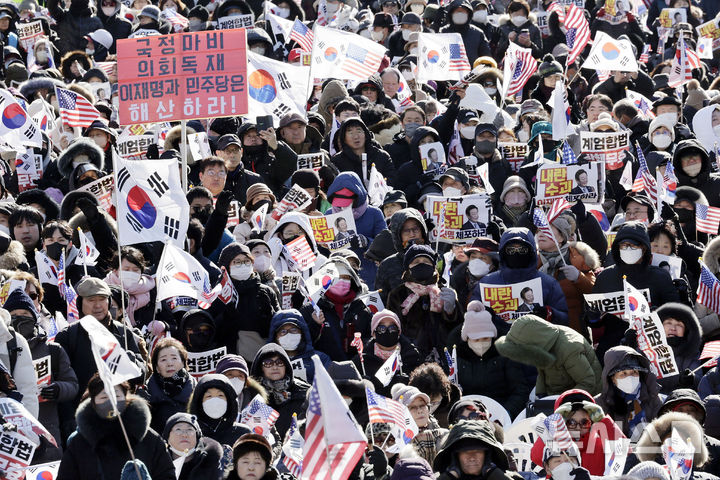 [서울=뉴시스] 최동준 기자 = 28일 서울 세종대로에서 대한민국바로세우기국민운동본부 주최로 열린 국민혁명대회에서 참가자들이 윤석열 대통령 탄핵 반대를 촉구하고 있다. 2024.12.28. photocdj@newsis.com