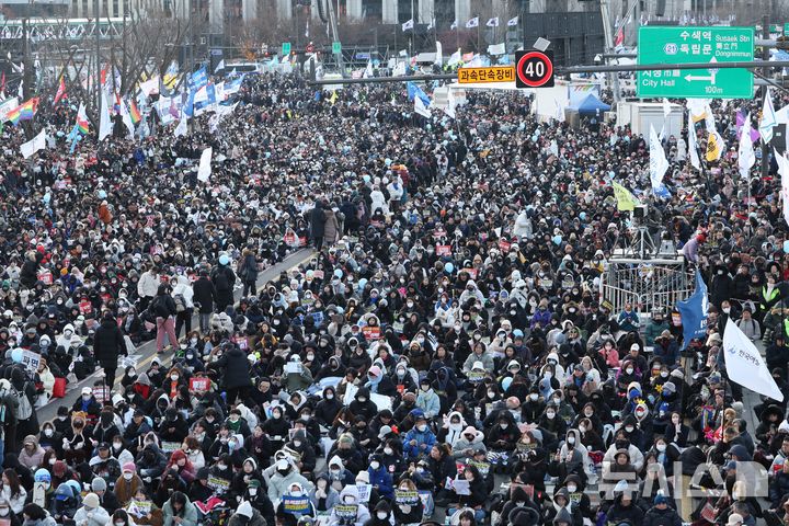 [서울=뉴시스] 김명년 기자 = 28일 오후 서울 종로구 광화문 동십자각 일대에서 ‘윤석열 즉각 퇴진! 사회대개혁! 4차 범시민 대행진’ 집회가 열리고 있다. 2024.12.28. kmn@newsis.com