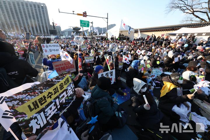 [서울=뉴시스] 김명년 기자 = 28일 오후 서울 종로구 광화문 동십자각 일대에서 ‘윤석열 즉각 퇴진! 사회대개혁! 4차 범시민 대행진’ 집회가 열리고 있다. 2024.12.28. kmn@newsis.com