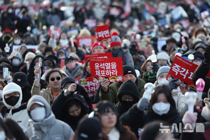 [서울=뉴시스] 김명년 기자 = 28일 오후 서울 종로구 광화문 동십자각 일대에서 ‘윤석열 즉각 퇴진! 사회대개혁! 4차 범시민 대행진’ 집회가 열리고 있다. 2024.12.28. kmn@newsis.com