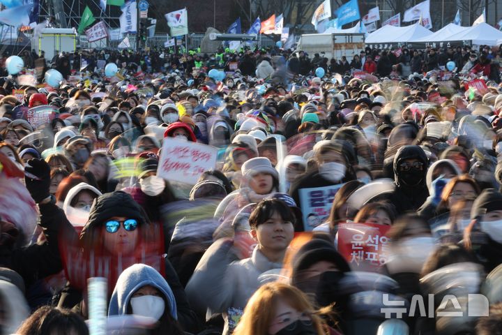 [서울=뉴시스] 김명년 기자 = 28일 오후 서울 종로구 광화문 동십자각 일대에서 ‘윤석열 즉각 퇴진! 사회대개혁! 4차 범시민 대행진’ 집회가 열리고 있다. 2024.12.28. kmn@newsis.com