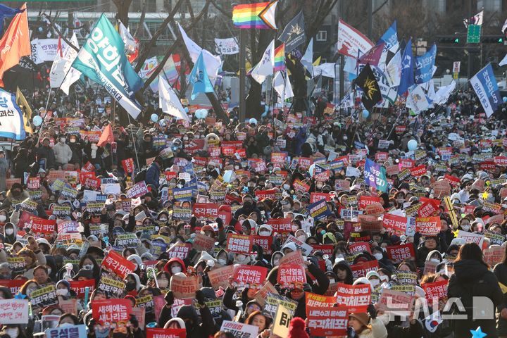 [서울=뉴시스] 김명년 기자 = 28일 오후 서울 종로구 광화문 동십자각 일대에서 열린 ‘윤석열 즉각 퇴진! 사회대개혁! 4차 범시민 대행진’ 집회에서 참석자들이 구호를 외치고 있다. 2024.12.28. kmn@newsis.com