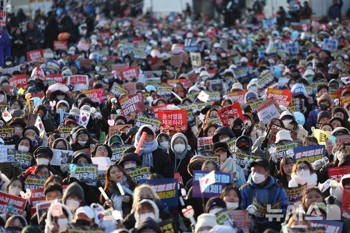 [서울=뉴시스] 김명년 기자 = 28일 오후 서울 종로구 광화문 동십자각 일대에서 열린 ‘윤석열 즉각 퇴진! 사회대개혁! 4차 범시민 대행진’ 집회에서 참석자들이 구호를 외치고 있다. 2024.12.28. kmn@newsis.com