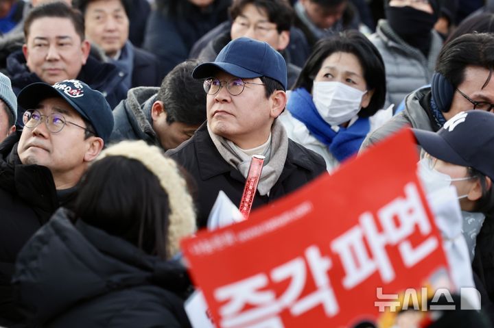 [서울=뉴시스] 김명년 기자 = 이재명 더불어민주당 대표가 28일 오후 서울 종로구 광화문 동십자각 일대에서 열린 ‘윤석열 즉각 퇴진! 사회대개혁! 4차 범시민 대행진’ 집회에 박찬대 원내대표와 김민석 최고위원 등과 함께 참석해 있다. 2024.12.28. kmn@newsis.com