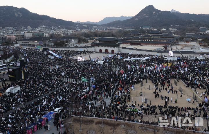 [서울=뉴시스] 김명년 기자 = 28일 오후 서울 종로구 광화문 동십자각 일대에서 ‘윤석열 즉각 퇴진! 사회대개혁! 4차 범시민 대행진’ 집회가 열리고 있다. 2024.12.28. kmn@newsis.com