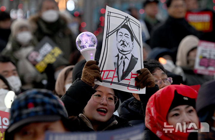 [광주=뉴시스] 김혜인 기자 = 28일 오후 광주 동구 5·18민주광장에서 '헌정 유린·내란수괴 윤석열 구속 촉구 광주시민 8차 총궐기대회'가 열리고 있다. 2024.12.28. hyein0342@newsis.com