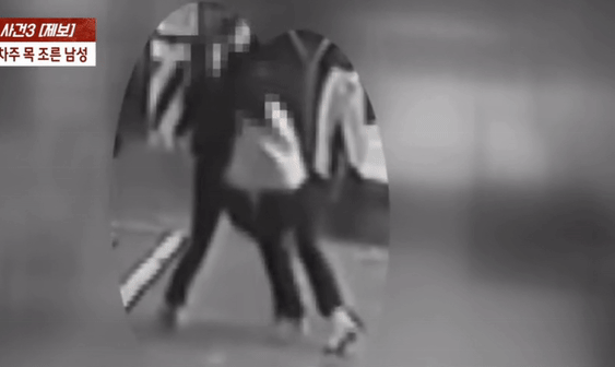 [서울=뉴시스] 부산의 한 아파트 지하주차장에서 주차 문제로 시비를 벌이다 중년 남성에게 목이 졸리는 등 폭행을 당했다는 여성의 사연이 전해졌다. (사진=JTBC '사건반장') *재판매 및 DB 금지