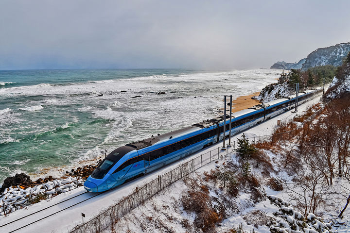 [서울=뉴시스] 동해 바다를 달리는 KTX. (사진=코레일 제공) 2024.12.29. photo@newsis.com *재판매 및 DB 금지