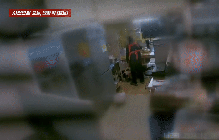 [서울=뉴시스] 충북 충주시의 한 치킨집 업주가 주방에서 흡연하는 모습이 포착됐다. (사진=JTBC '사건반장') *재판매 및 DB 금지