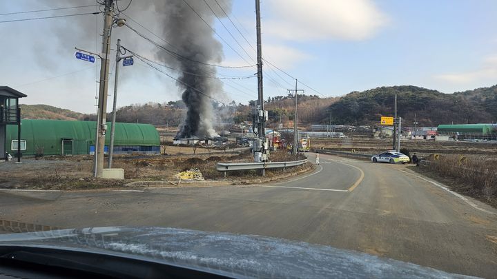 [서산=뉴시스] 29일 오전 11시56분께 충남 서산시 성연면 예덕리의 한 단독주택에서 불이 나 검은색 연기가 하늘로 치솟고 있다. (사진=독자 제공) 2024.12.29. photo@newsis.com *재판매 및 DB 금지