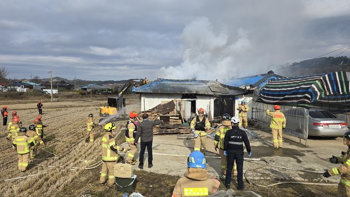 [서산=뉴시스] 29일 충남 서산시 성연면 예덕리의 한 단독주택에서 불이 나 1시간 30여분 만에 진압된 가운데 소방대원 등이 해당 주택 절거에 나서고 있다. (사진=독자 제공) 2024.12.29. photo@newsis.com *재판매 및 DB 금지