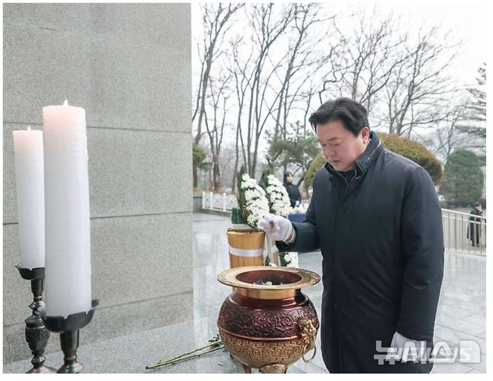 [시흥=뉴시스] 임병택 시흥시장, 금년 새해 현충탑 참배 현장. (사진=뉴시스 DB). .photo@newsis.com