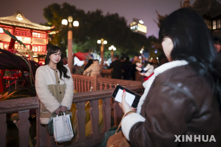 [상하이=신화/뉴시스] 중국이 지난해 11월부터 한국에 대한 비자 면제 정책을 실시하면서 중국을 방문하는 관광객들이 늘었다고 중국 현지 매체들이 보도하고 있다. 사진은 한 한국 관광객이 지난해 12월 25일 중국 상하이의 위위안 가든에서 사진 촬영을 위해 포즈를 취하는 모습. 2025.1.27