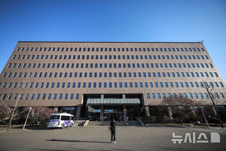 [서울=뉴시스] 정병혁 기자 = 29일 경기 과천시 고위공직자범죄수사처의 모습. 윤석열 대통령은 이날 고위공직자범죄수사처(공수처)의 3차 조사 출석 요구에 불응했다. 앞서 공수처는 지난 18일과 25일 윤 대통령에게 출석을 요구했으나 윤 대통령 측은 출석요구서를 수령하지 않았고, 출석 여부에 대한 공식적인 입장 전달 없이 요구에 불응했다. 또 27일 세번째 출석요구서도 수령하지 않았다. 공수처는 이르면 이날 중 윤 대통령 조사에게 추가 소환 통보를 하거나 체포영장을 청구할 것으로 보인다. 2024.12.29. jhope@newsis.com