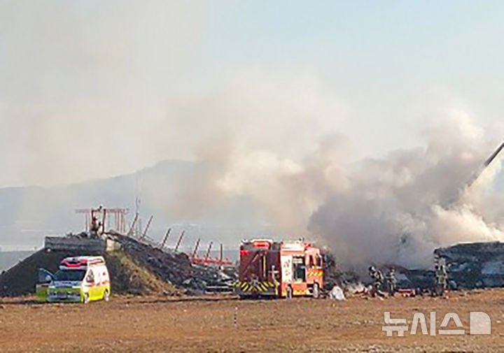 [무안=뉴시스] 맹대환 기자= 29일 오전 9시 7분께 전남 무안군 망운면 무안국제공항 활주로에서 방콕발 무안행 제주공항 여객기가 착륙 과정에 불시착, 항공·소방 당국이 불을 끄고 있다. 2024.12.29. mdhnews@newsis.com