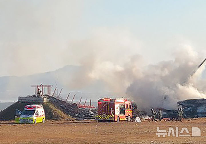 [무안=뉴시스] 맹대환 기자= 29일 오전 9시 7분께 전남 무안군 망운면 무안국제공항 활주로에서 방콕발 무안행 제주항공 여객기가 착륙 과정에 불시착, 항공·소방 당국이 불을 끄고 있다. 2024.12.29. mdhnews@newsis.com