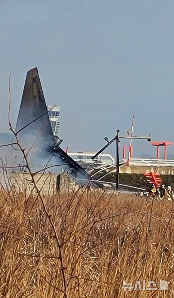 [무안=뉴시스] 맹대환 기자= 29일 오전 9시7분께 전남 무안군 망운면 무안국제공항 활주로에서 방콕발 무안행 제주항공 여객기가 착륙 과정에 불시착, 항공·소방 당국이 불을 끄고 있다. 태국 주요 매체도 소식을 긴급 타전했다. 2024.12.29. mdhnews@newsis.com