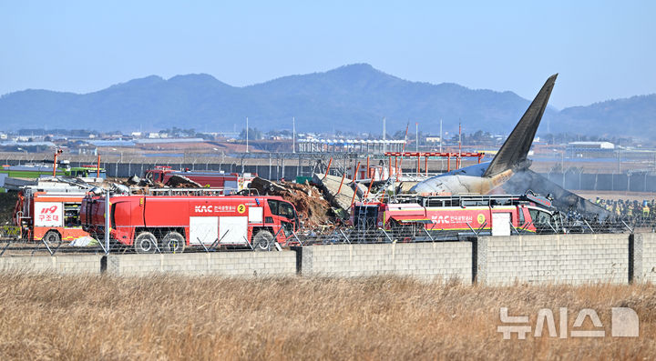 [무안=뉴시스] 이영주 기자 = 29일 오전 전남 무안공항에서 착륙 도중 충돌로 추정되는 사고가 난 여객기 주변 화재 현장 소방 당국의 구조 활동이 진행되고 있다. 2024.12.29. leeyj2578@newsis.com